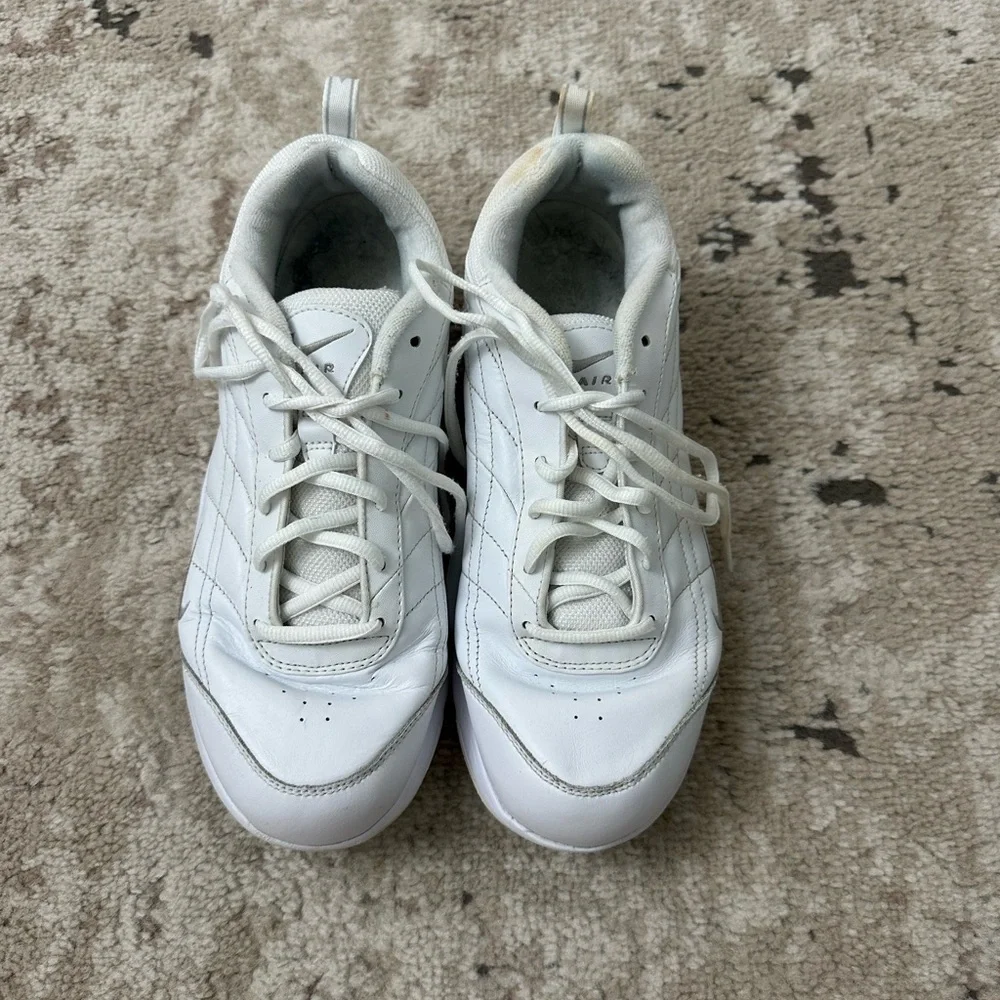 Nike Walk Women’s Size 9 White Airliner Sneaker 315708-101 2009